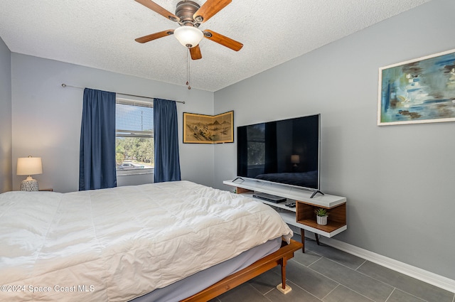 bedroom featuring ceiling fan and a textured ceiling