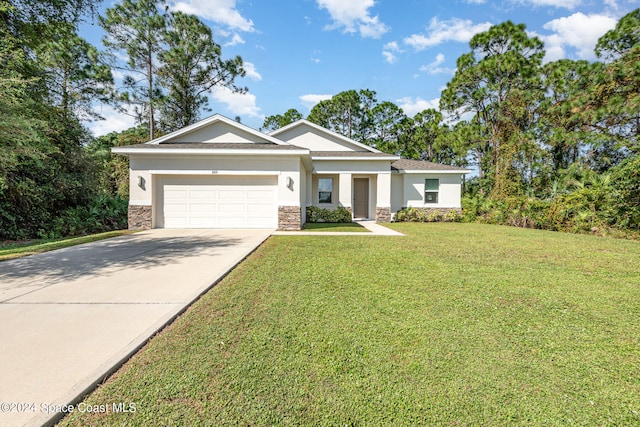 view of front of property featuring a front lawn and a garage