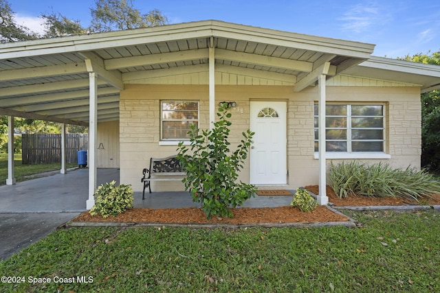 view of front of property featuring a front yard