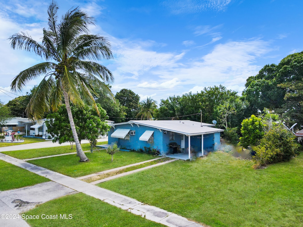 view of front of property with a front yard