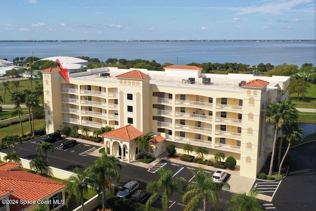 bird's eye view with a water view