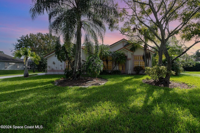 view of front of house featuring a lawn