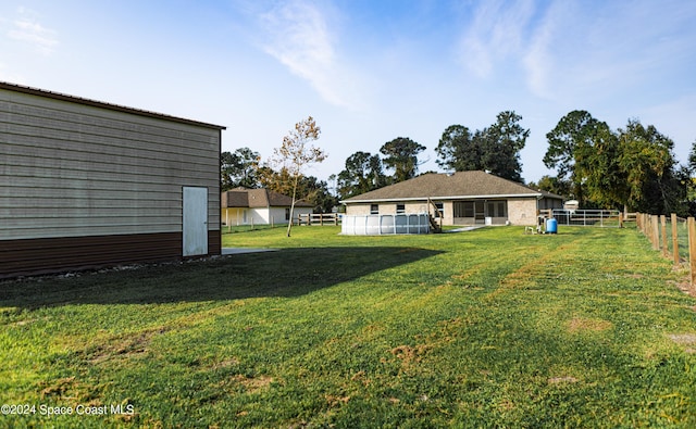 view of yard featuring a pool