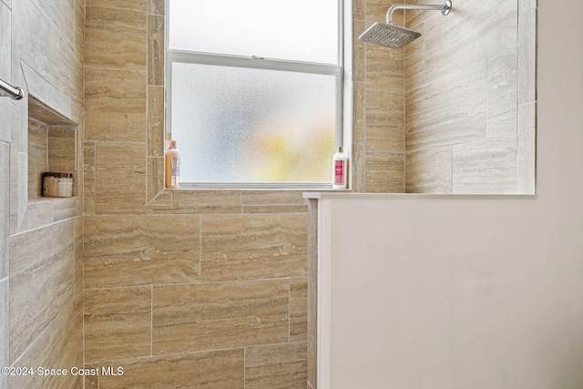 bathroom featuring tiled shower