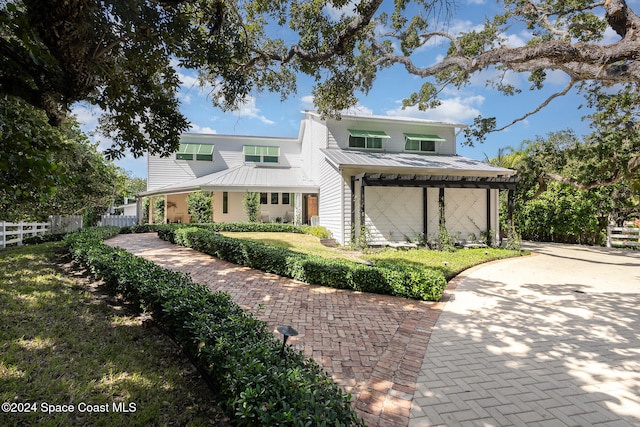 view of modern farmhouse style home