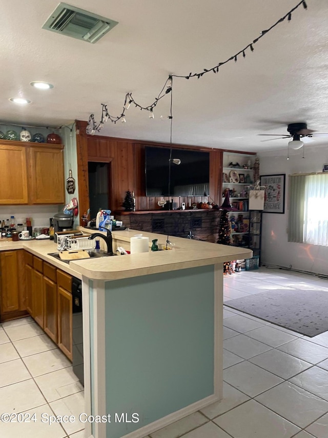 kitchen featuring light tile patterned flooring, kitchen peninsula, sink, and ceiling fan