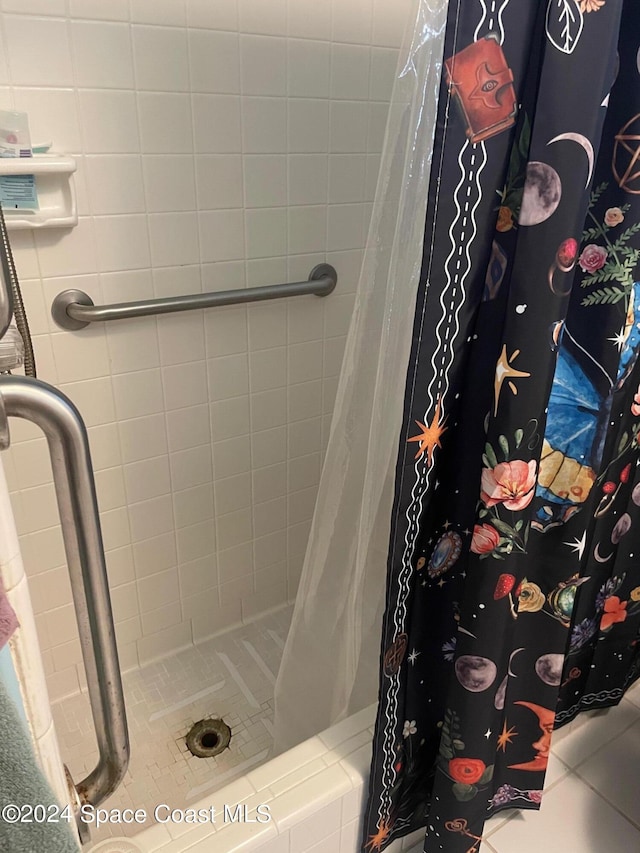 bathroom featuring a shower with curtain