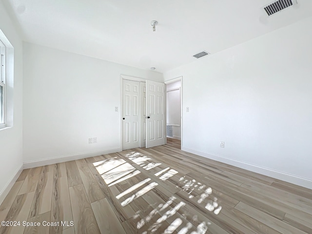 unfurnished room featuring light hardwood / wood-style flooring