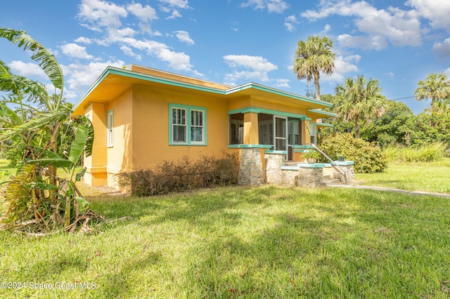 view of front of house with a front yard