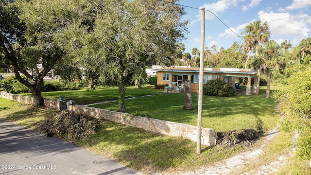 view of front facade featuring a front lawn