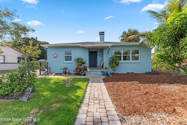 view of front of property with a front yard