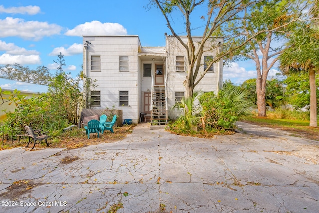 view of front of home featuring a patio