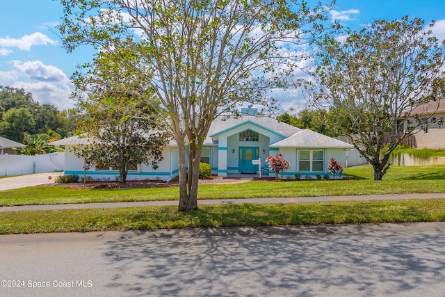 single story home with a front lawn