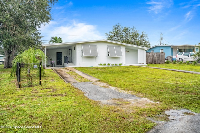 view of front of property featuring a front yard