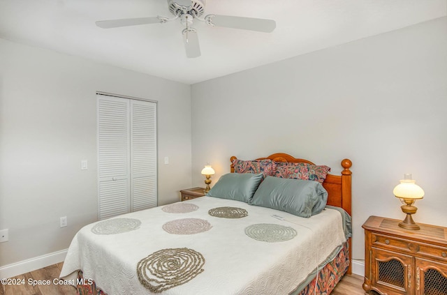 bedroom featuring baseboards, a closet, light wood-style flooring, and a ceiling fan