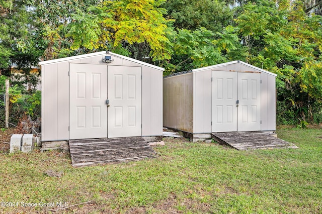 view of outdoor structure featuring a yard