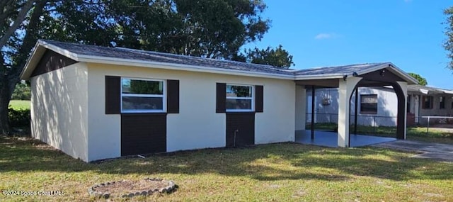 view of front of property featuring a front lawn