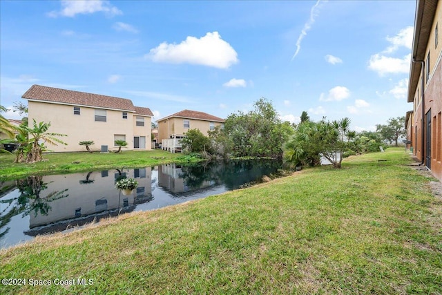 view of yard featuring a water view