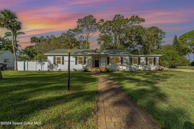 single story home featuring a lawn