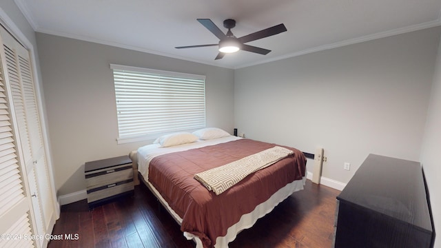 bedroom featuring ornamental molding, dark hardwood / wood-style floors, a closet, and ceiling fan