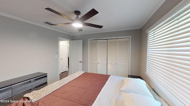 bedroom with crown molding, a closet, and ceiling fan