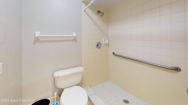 bathroom featuring a tile shower and toilet