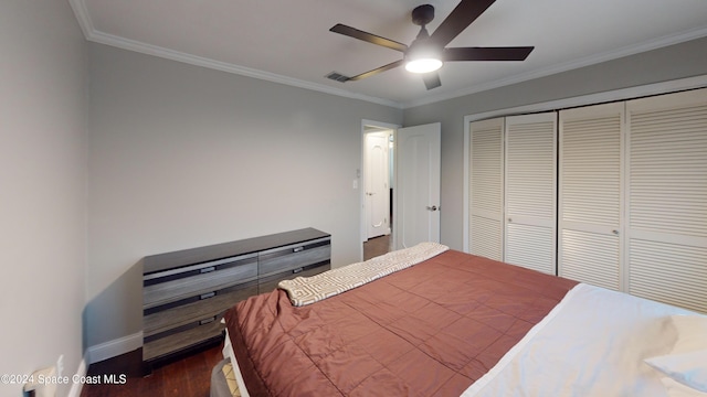 bedroom with dark hardwood / wood-style flooring, a closet, ornamental molding, and ceiling fan