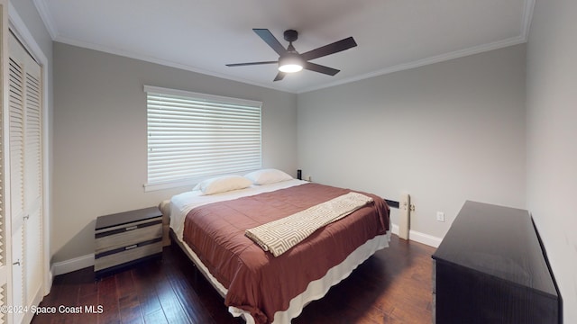 bedroom with a closet, ceiling fan, ornamental molding, and dark hardwood / wood-style flooring