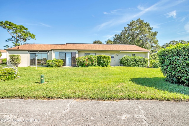 single story home featuring a front yard