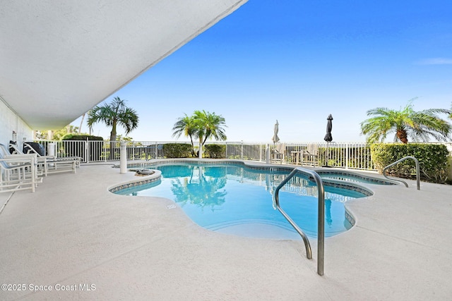 view of pool featuring a jacuzzi and a patio