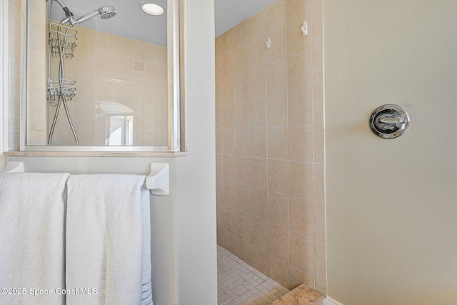 bathroom featuring a tile shower