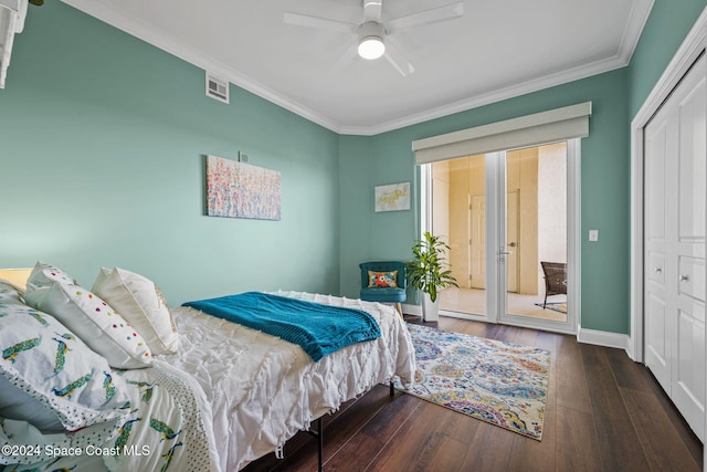 bedroom with a closet, crown molding, ceiling fan, and dark hardwood / wood-style flooring