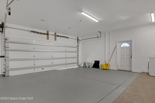 garage with washer / clothes dryer