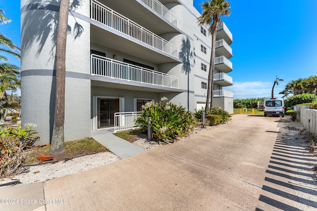 view of apartment building / complex