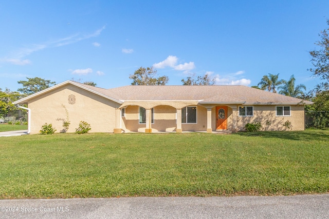 ranch-style home featuring a front lawn