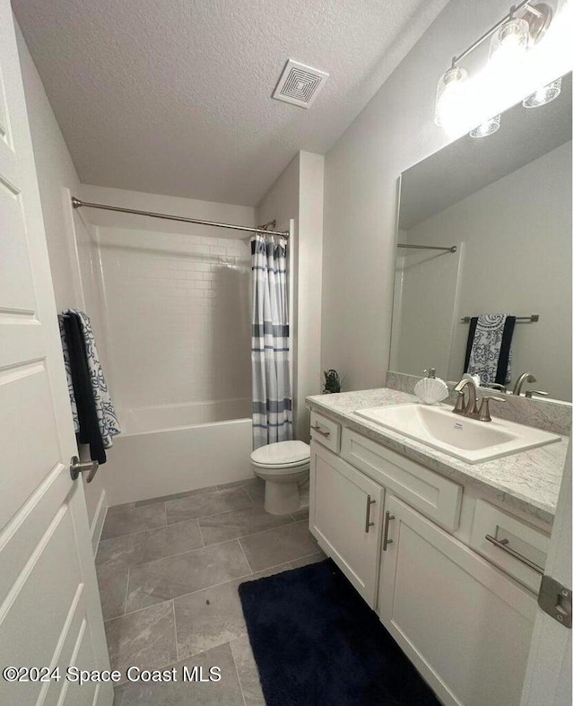 full bathroom featuring toilet, shower / bath combo, vanity, and a textured ceiling