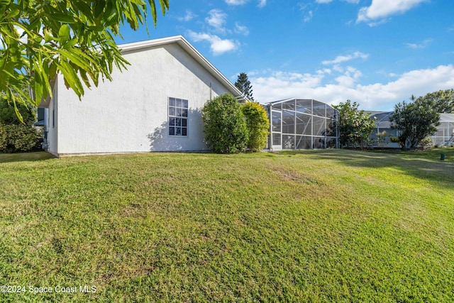 view of yard with a lanai