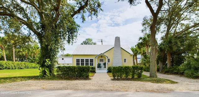 view of front of house featuring a front lawn