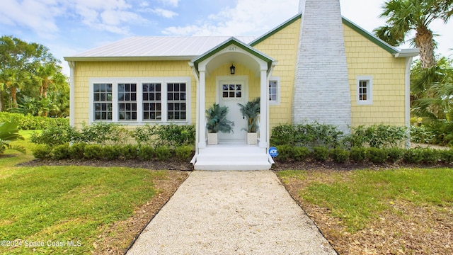 view of front of property featuring a front lawn