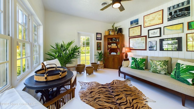 sitting room with ceiling fan