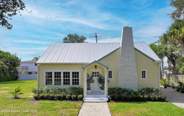 view of front of house featuring a front lawn