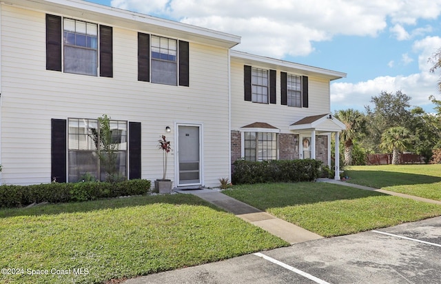 view of front of property featuring a front lawn