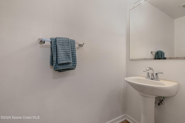 bathroom featuring sink