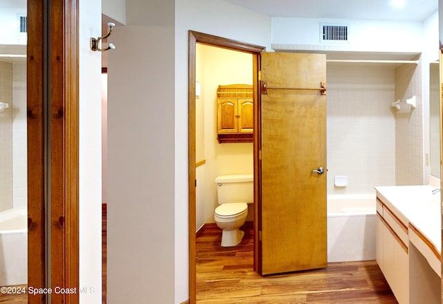 753 Greenwood Manor Cir Unit 15B, West Melbourne, FL 32904 - bathroom featuring toilet, vanity, wood finished floors, and shower / bath combination