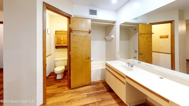 753 Greenwood Manor Cir Unit 15B, West Melbourne, FL 32904 - bathroom featuring wood finished floors, toilet, vanity, and washtub / shower combination