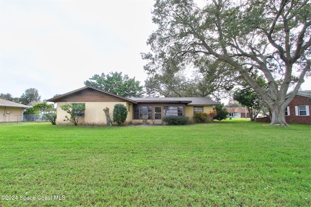 view of front of house featuring a front lawn