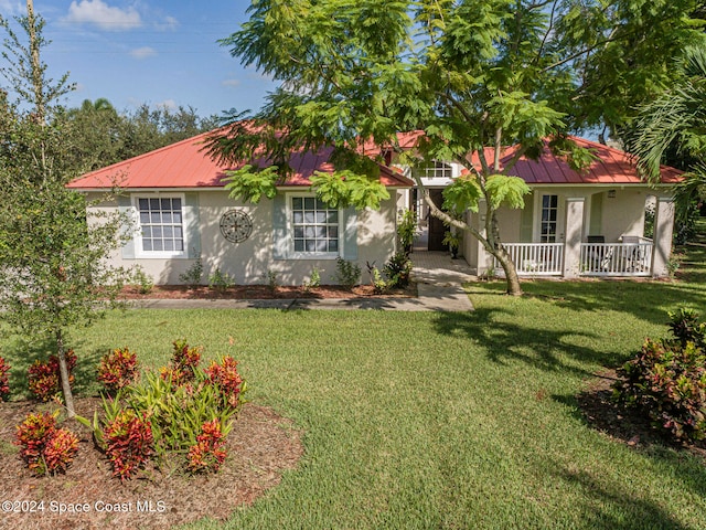 view of front facade featuring covered porch and a front lawn