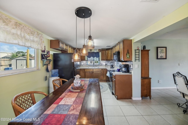 dining space featuring sink and light tile patterned floors