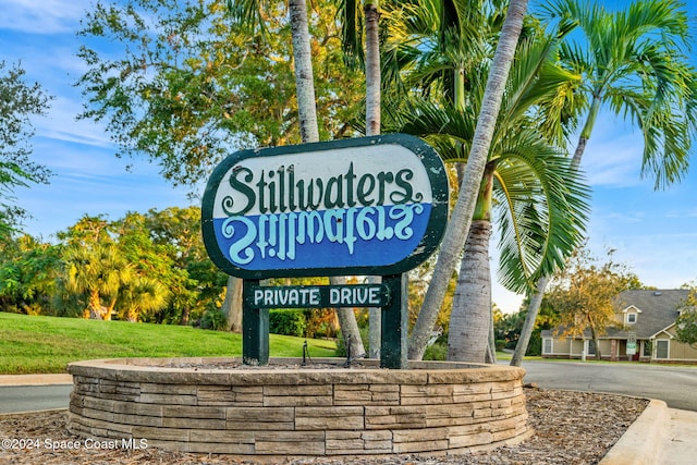 community / neighborhood sign featuring a lawn