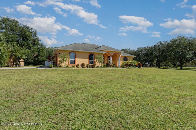 view of front of property with a front lawn